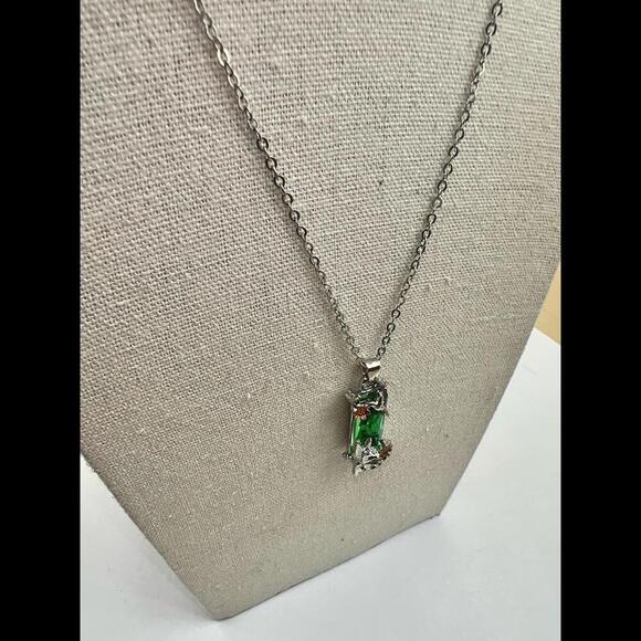 Elegant Green Crystal Hummingbird Necklace - Picture 9 of 12